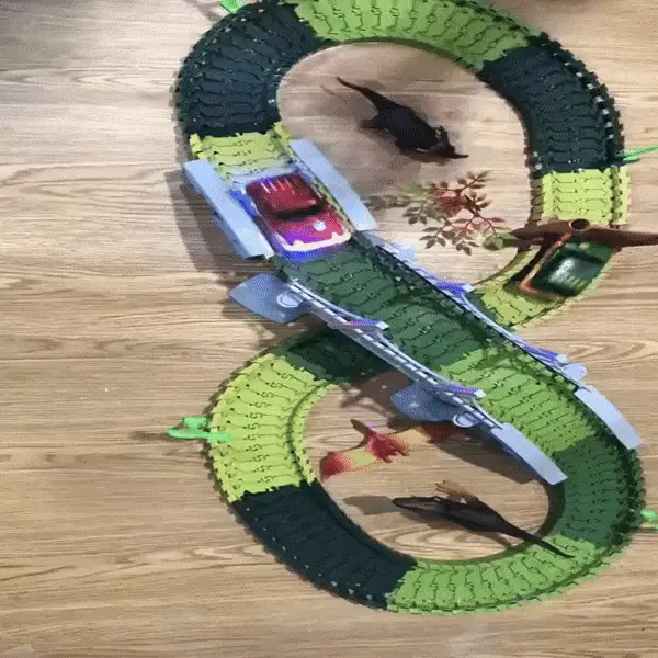 Enfant jouant avec un train dinosaure sur un circuit à construire